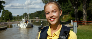 Hon hjälper turisterna att slussa på Göta Kanal