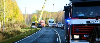 Olja i älven efter lastbilsolycka