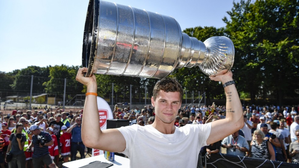 André Burakovsky visade upp Stanley Cup-pokalen 2018 på Limhamns IP. I somras fick den följa med hem till Malmö igen. Arkivbild.