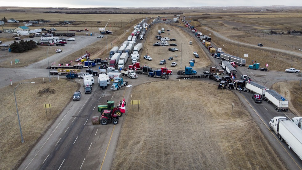 Lastbilskolonner blockerade gränsövergången i Coutts i provinsen Alberta. Bilden är tagen den 31 januari i år.