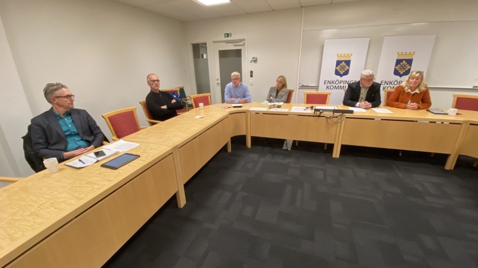 Det var väl inte klackarna i taket direkt på presskonferensen i oktober 2022 när det nya styret i Enköping presenterades. Entusiasmen var så där. Nystart Enköping och Anders Wikman (längst till vänster, tänka sig ) var på plats, men redan då på behörigt avstånd från de övriga fem partierna. Peter Book sitter näst längst till höger.