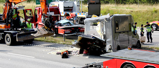 Häst död efter stora trafikolyckan - tre till sjukhus