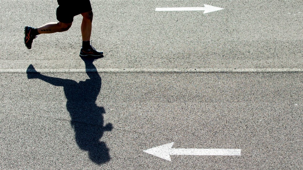 Signaturen "Pappa" menar att skolorna inte borde ha idrott inomhus med tanke på smittspridningen.