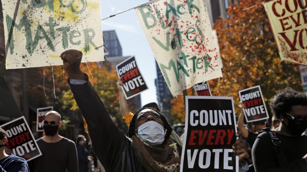 "Count every vote" (Räkna varje röst) har blivit ett slagord mot president Donald Trump och hans anhängare.