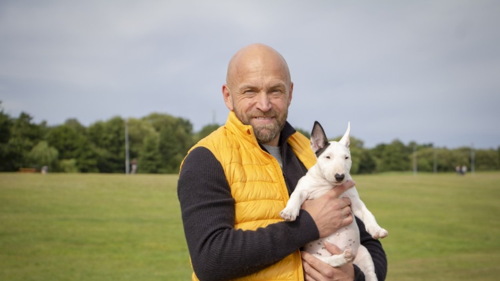 Joakim Sällquist möter upp i Himmelstalund med hunden Gurkan.
