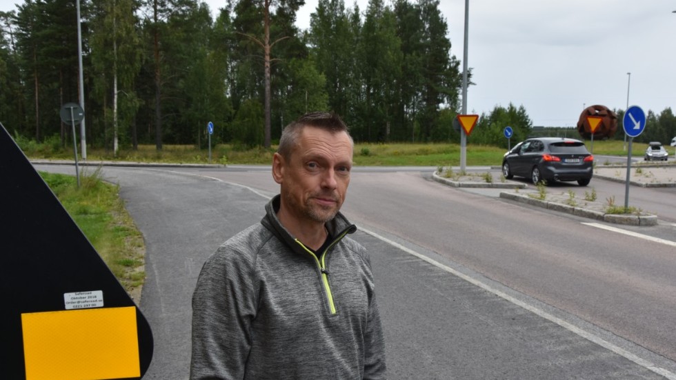 Mats Henriksson vid korsningen Mjölkuddsvägen/Storhedenvägen som han vill se en förändring av. 