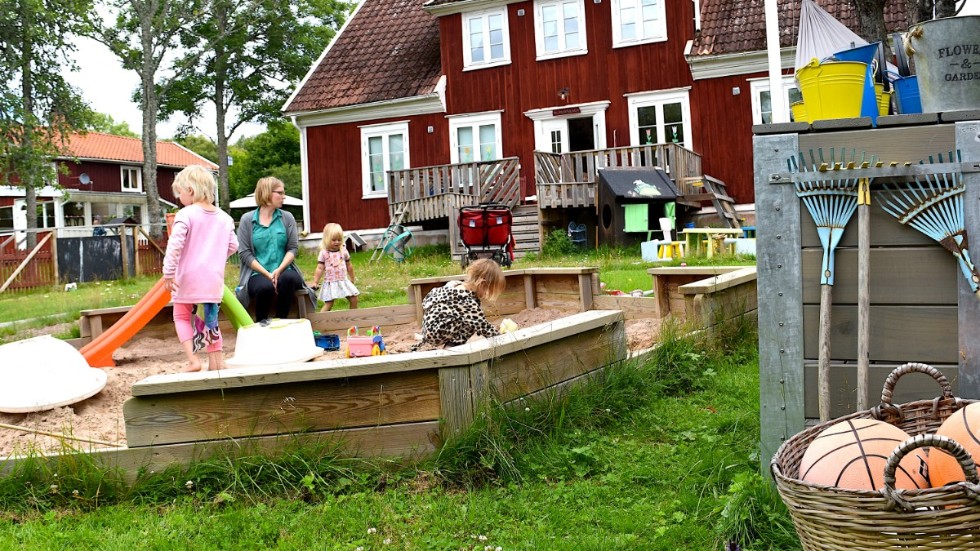 Blåbärsbarnens uteplats är en riktig bullerbyidyll mitt i den småländska skogen