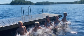 Välkomnade sommarvärmen med ett plask