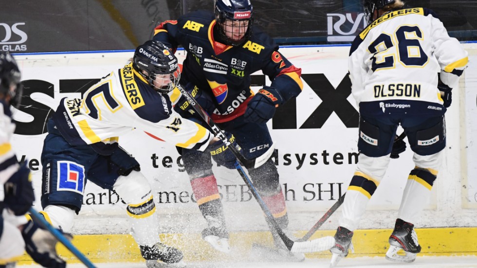 Josefin Bouveng, mellan två HV-spelare, byter Djurgården mot Brynäs. Arkivbild.