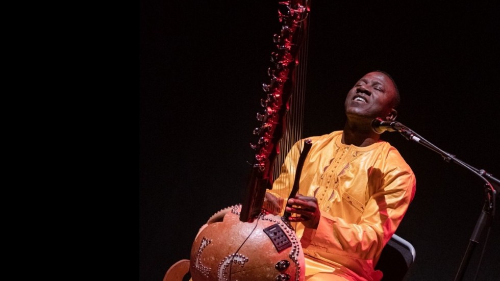 Lamine Cissokho spelar Mandinkamusik från hemlandet Senegal med sin 22-strängade kora, ett västafrikanskt harpliknande instrument. På söndag besöker han Långrådna Kultur.