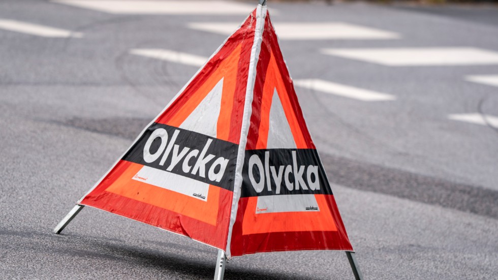 Föraren klarade sig oskadd men timmer ligger utspritt på vägen. Nu väntar uppstädning på platsen och under tiden kommer vägen hållas helt avstängd under cirka 45 minuter, enligt räddningstjänsten. 
