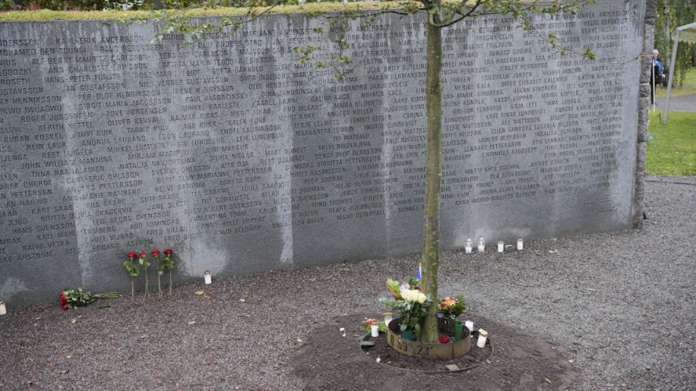 Blommor och ljus vid minnesmonumentet i september förra året, 25 år efter Estoniakatastrofen. Arkivbild.