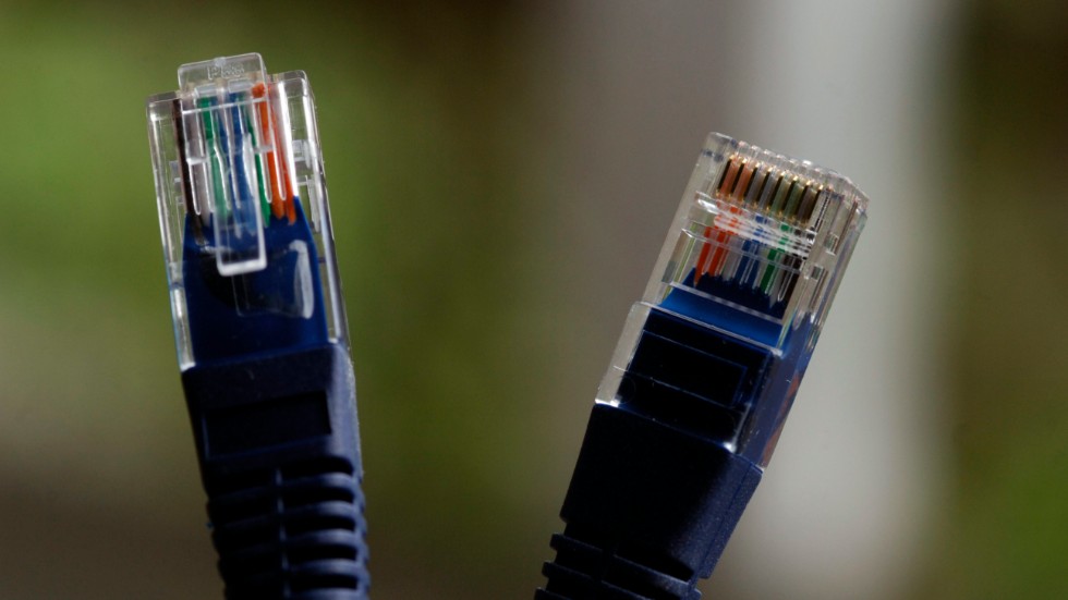 Det granskningssystem som ska förhindra utländska direktinvesteringar i skyddsvärd verksamhet måste också omfatta den svenska fiberinfrastrukturen och mobilmaster på svensk mark, skriver Mikael Ek och Louise Thorselius, Svenska Stadsnätsföreningen.