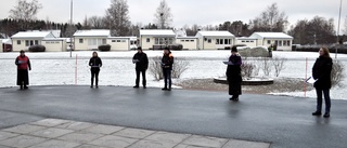 Spontan adventskör sjöng utomhus för de äldre