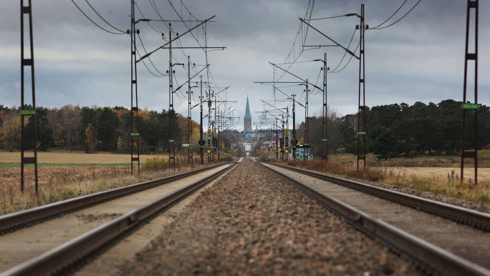 Vi är i denna situation på grund av många decennier av underfinansiering av järnvägen och annan infrastruktur, skriver debattören.