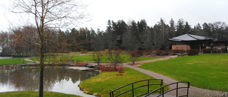 Porlande bäck och promenadstråk lyfter kyrkogården