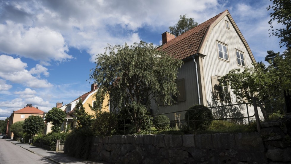 Skatt bör inte betalas för att man äger en bostad, utan  för avkastning eller reavinster vid försäljning, skriver Lars Jacobsson.