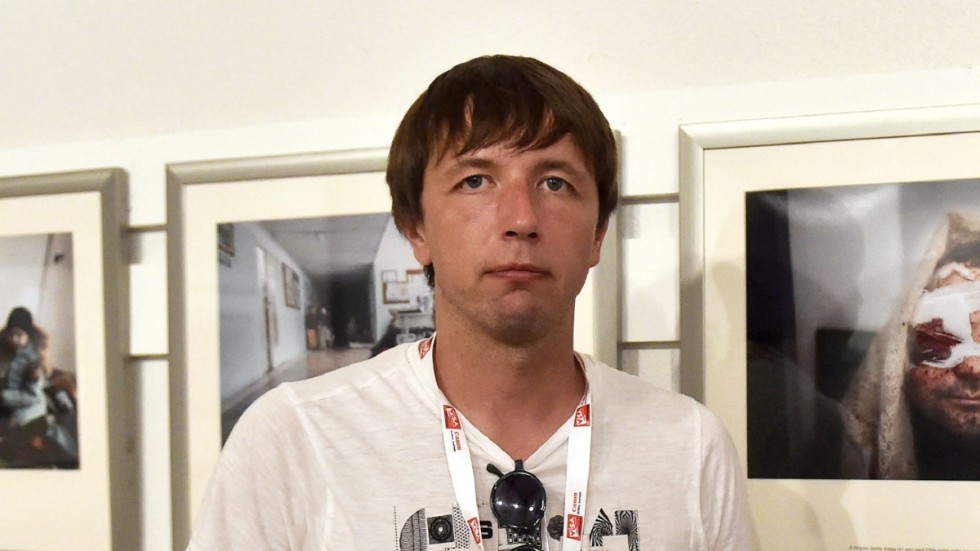 Den ukrainske fotografen Jevhen Maloletka prisas för sina bilder inifrån det belägrade Mariupol. Här står han framför några av de bilderna under fotofestivalen Visa pour l'image i Perpignan i södra Frankrike tidigare i veckan.