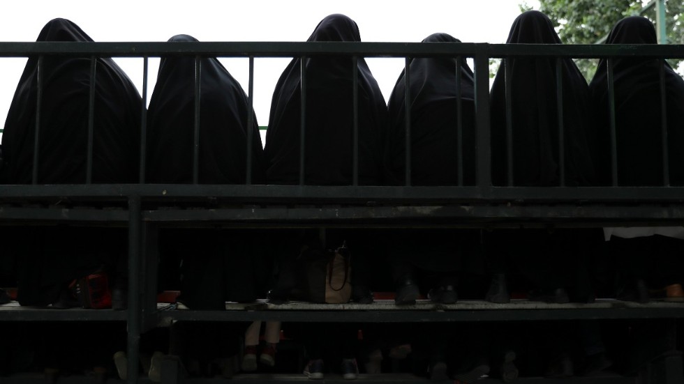 Sedan den islamiska revolutionen 1979 måste alla kvinnor i Iran täcka sina kroppar med lösa kläder och skyla sina huvuden när de är ute offentligt. Arkivbild.
