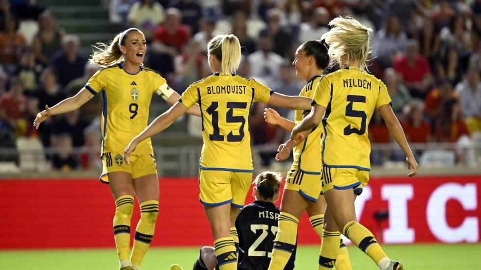 Svenskt måljubel efter att Rebecka Blomqvist (15) satt 1–0 i fredagens landskamp mot Spanien i Córdoba.