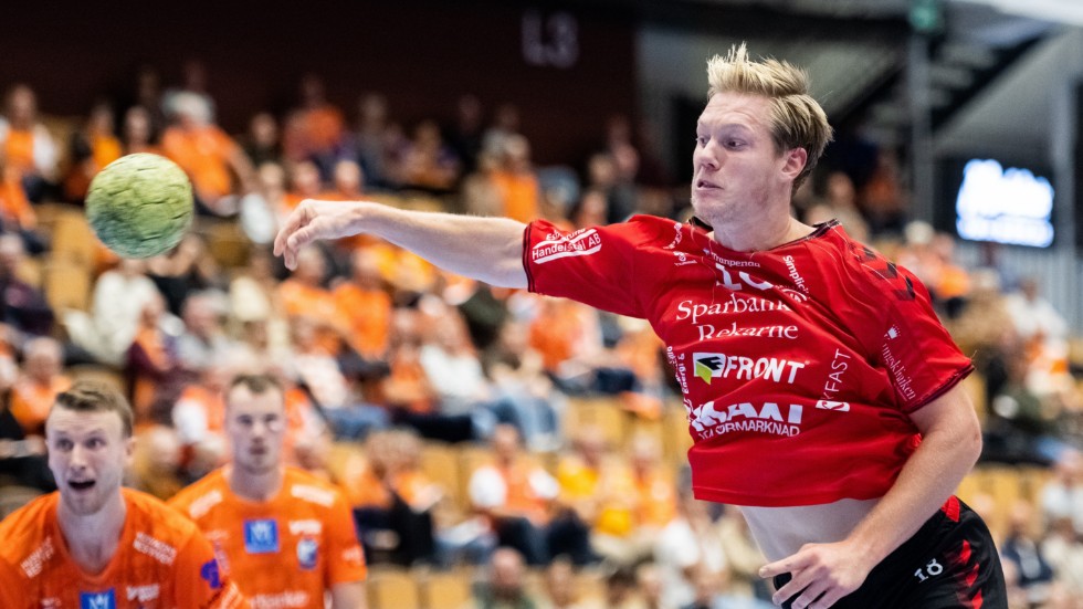 Melker Norrman fick båda sina matchtröjor med nummer 18 sönderslitna av Ystad i torsdagens match. Det gjorde att han fick avsluta matchen med 63 på ryggen i stället.