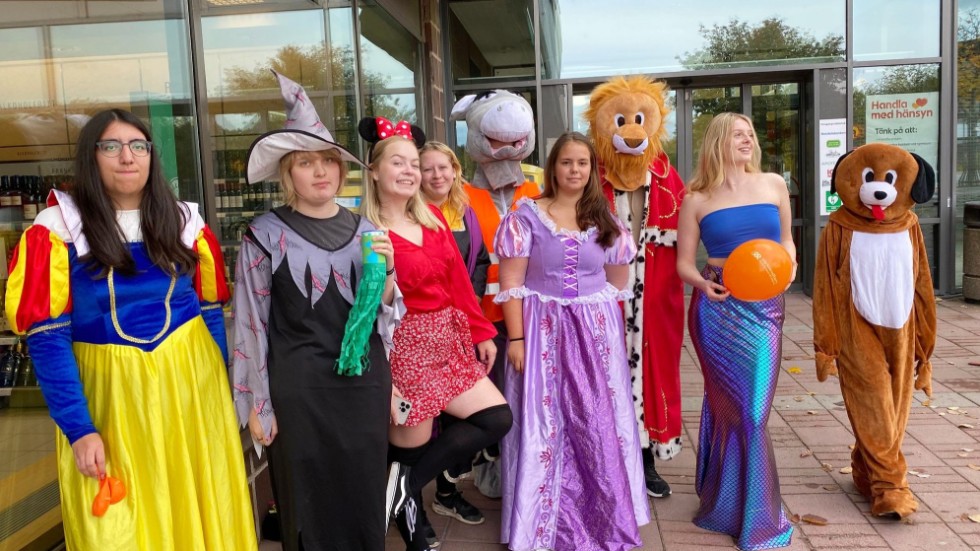 Elever från barn- och fritidsprogrammet showar för Världens barn: Alice Möller, Ester Andersson, Tindra Nyberg, Evelina Fransson, Nellie Lind, Sofia Johansson, Love Wall, Maja Harrysson och Saabirin Ahmed Alin.