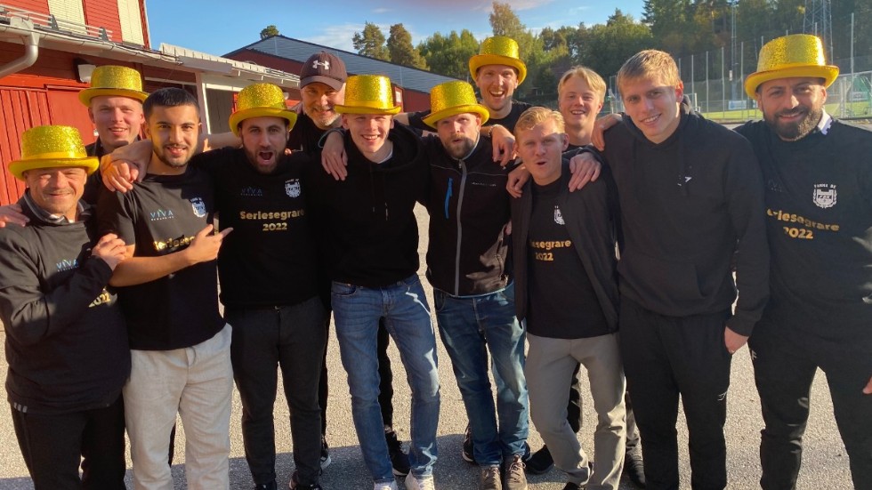 I mitten med guldhatt. Andreas "Tosse" Larsson har varit guld värd för Fanna hela säsongen - men stannar han kvar?