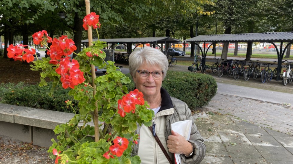 Gunnel Andersson var först i kön och fick en fin pelargon med sig hem.