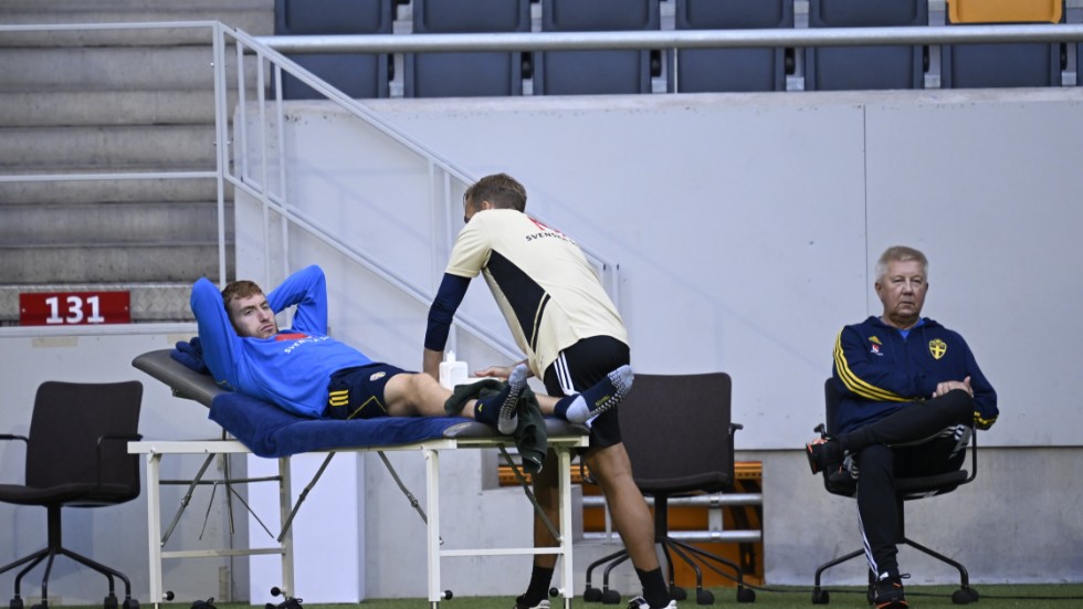 Dejan Kulusevski får massage under en träning med landslaget. Arkivbild.