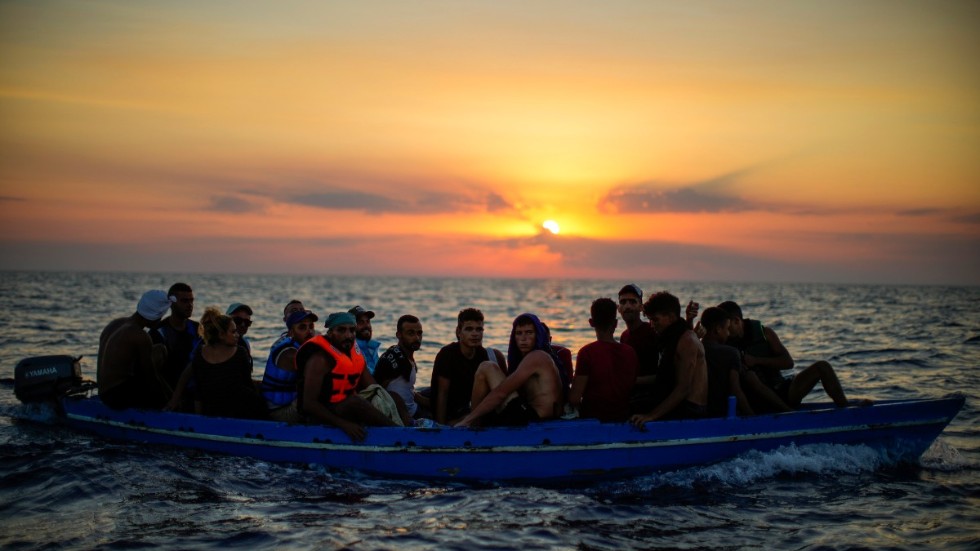 Tunisiska migranter i en träbåt på Medelhavet i början av augusti.
