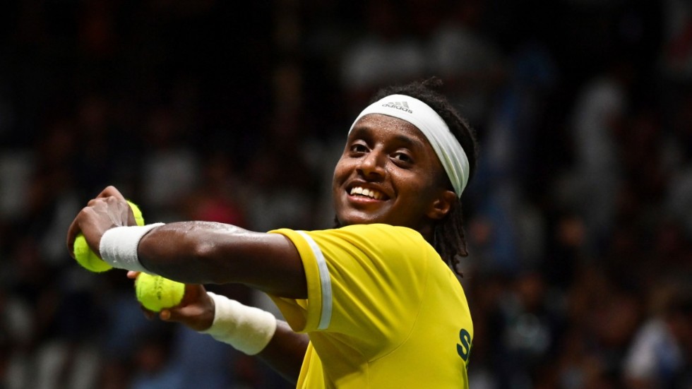 Mikael Ymer strålade efter segern mot Diego Schwartzman och tackade den italienska publiken i Bologna med att säga "grazie".