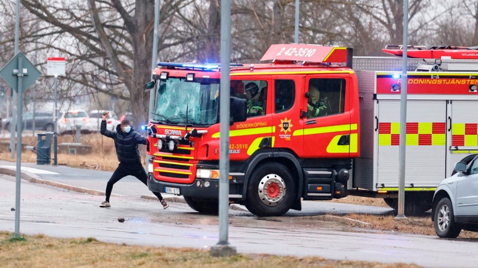 Flera poliser kunde identifiera 22-åringen från den här bilden, som har publicerats i bland annat NT. Själv säger han dock att den föreställer någon annan.