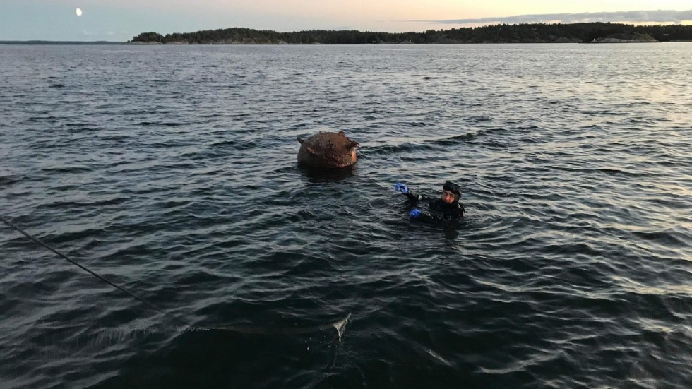 Den svensktillverkade minan, av modell F31, tros ha placerats ut under andra världskriget.