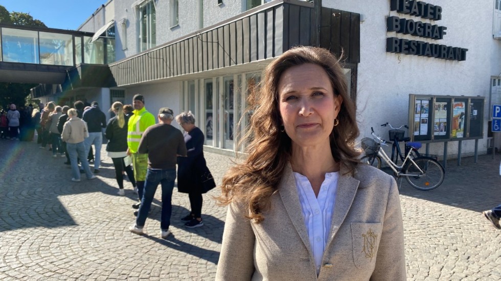 Åsa Olsson berättar att det till och med i torsdags var lite drygt 8000 Enköpingsbor som förtidsröstat. I fredags eftermiddag fylldes kön på hela tiden.