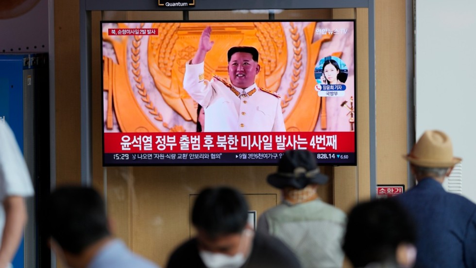 Nordkoreas ledare Kim Jong-un på tv i det offentliga i Seoul. Arkivbild.
