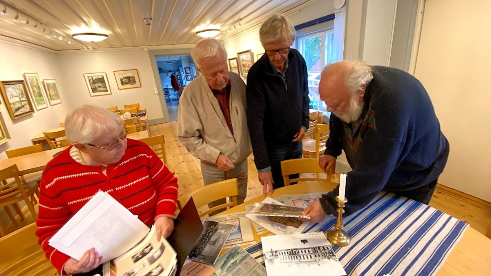 Anna-Lena Eriksson, Sven-Erik Ström, Bengt Svensson och Håkan Wall ser tillbaka på historien om hur Enköping fick och sedan berövades ett stadshotell.