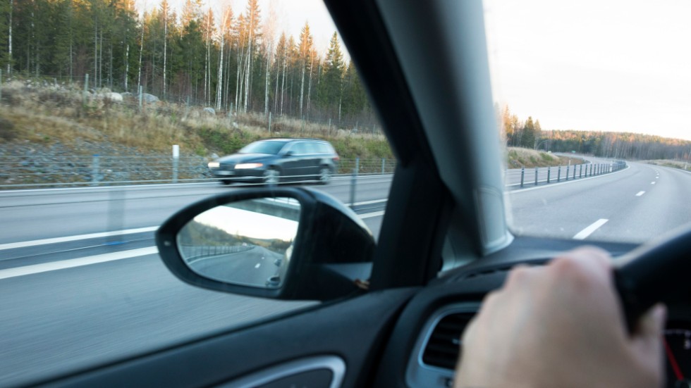 Bilhandlaren har i förhör hävdat att han fick klartecken av polisen att bogsera på det sätt han gjorde. Det ifrågasätts dock av tingsrätten.