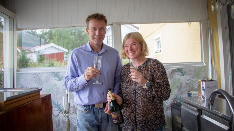 Harald och Anna von Koch korkar upp en flaska Norrköpings-"bubbel".