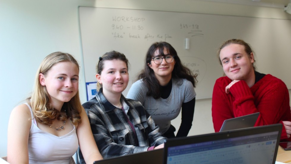 Fanny (Sverige), Dora (Tystkland), Yadigar (Sverige) och Michot (Polen) om de utflykter de gjort tillsammans: till Västerviks museum och Hasselö, bland annat. 