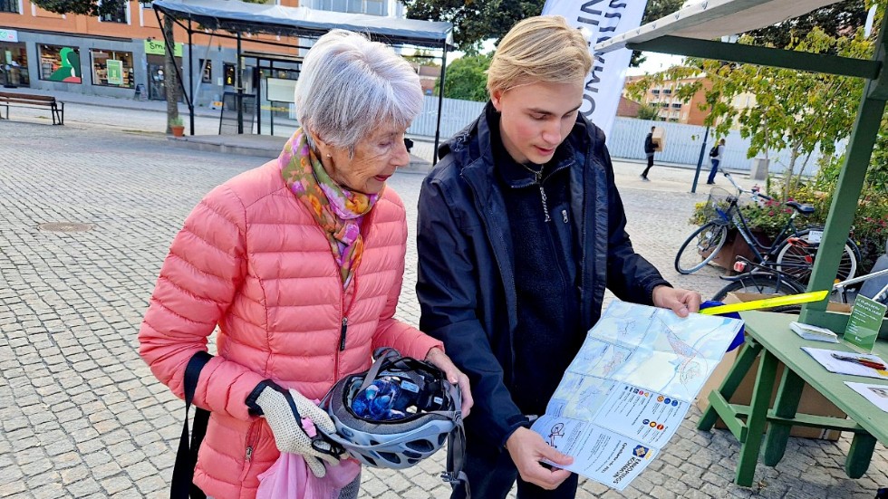 Sebastian Lindell, kommunikatör vid samhällsbyggnadsförvaltningen, visar Sif Lindquist kommunens cykelkarta under mobilitetsveckan på Stora torget. På torsdagen finns kommunen vid Resecentrum.