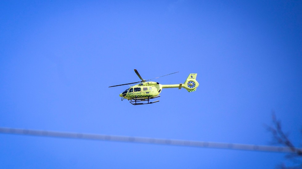 En ambulanshelikopter förde en drabbad person till sjukhus. Arkivbild.