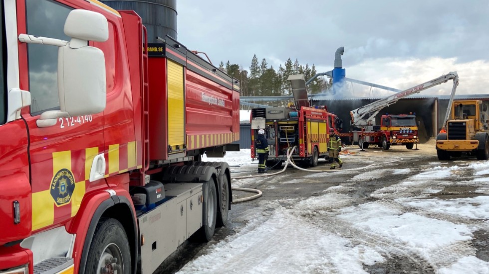 På tisdagen började det brinna i en industribyggnad i Ostvik.