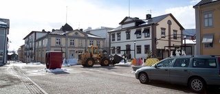 Låt trafiken flöda över Rådhustorget    