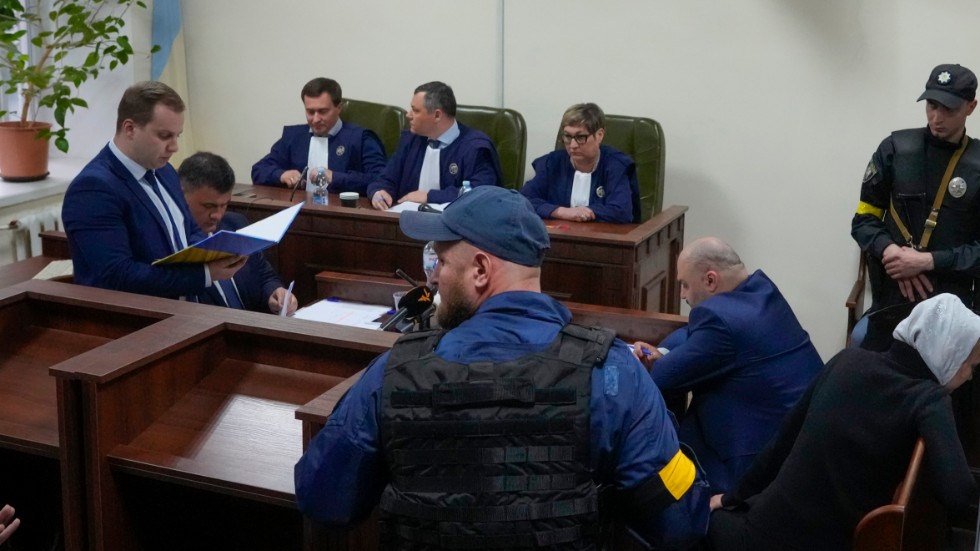 Bild från rättegångssalen i Kiev. Den åtalade ryske soldaten är ur bild.