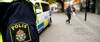 Man inlåst på dass – ringde polisen