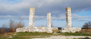 En mörk bild av Visby lyfts fram