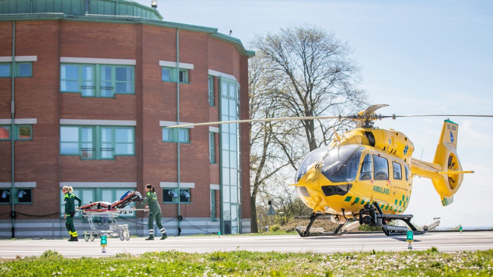 En man i 30-årsåldern fördes efter olyckan till Visby lasarett med ambulanshelikopter.