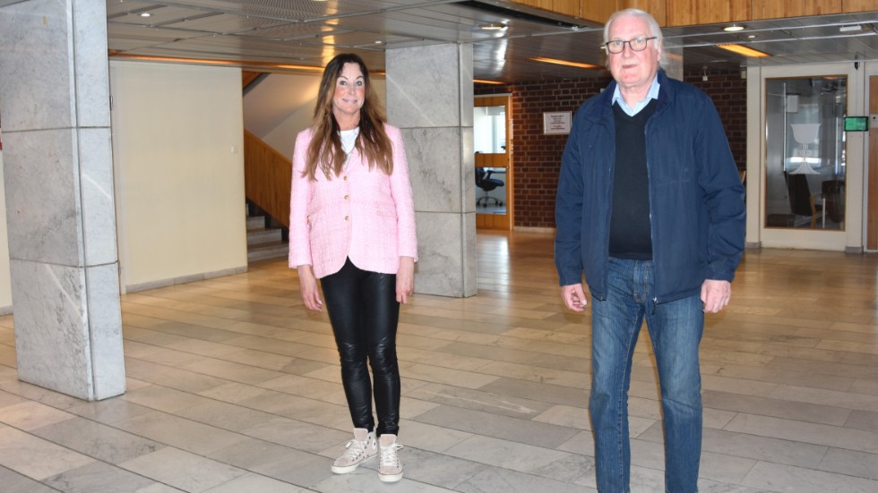 "Regionens nedskärningar är en kraftig orsak till att det ser ut som det gör inom hemtjänsten" säger Katarina Burman och Bertil Sundqvist.