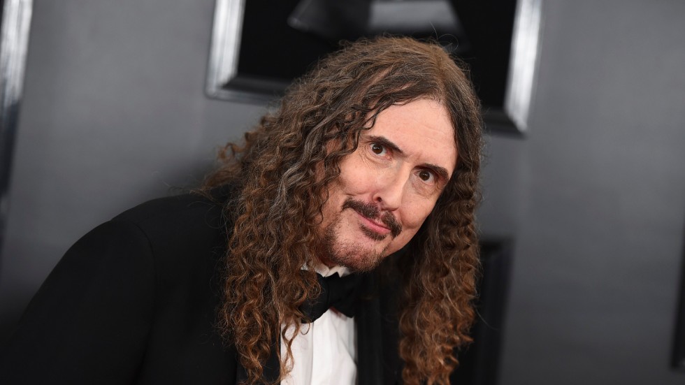 "Weird Al" Yankovic hedras med en seriebok. Arkivbild.