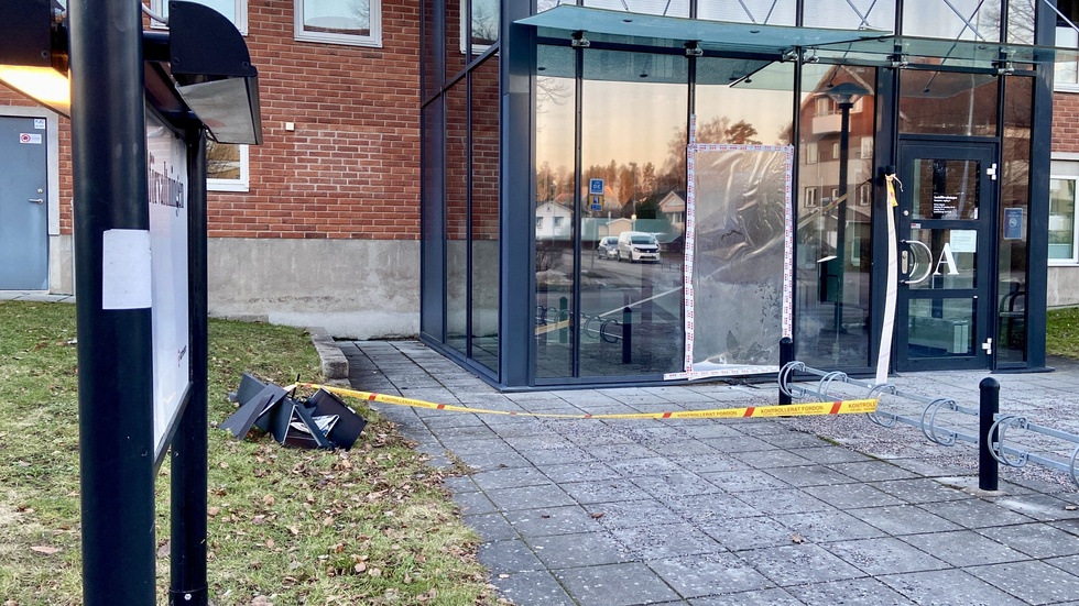Platsen var avspärrad under helgen och polisen utreder händelsen som skadegörelse. 
